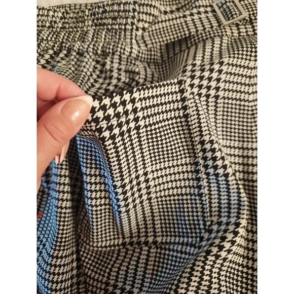 Torrid Wide Leg Studio Crepe Pleated Houndstooth Short - Picture 7 of 11